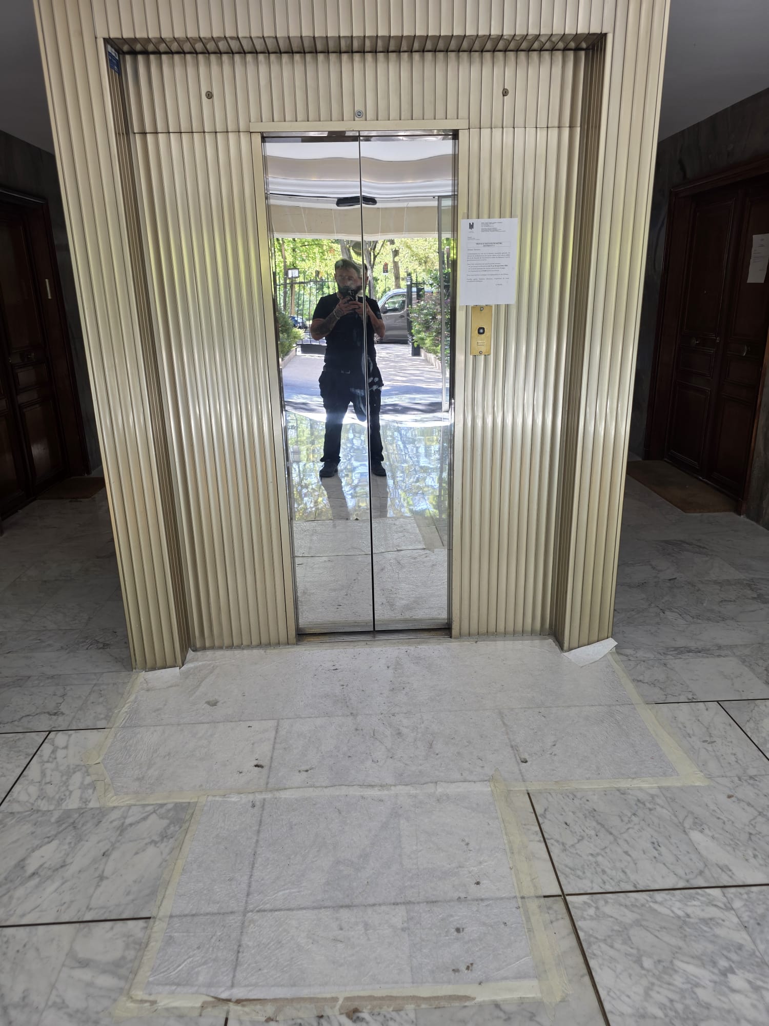 Porte de cabine avec adaptation de serrure — Neuilly-sur-Seine, vue 3